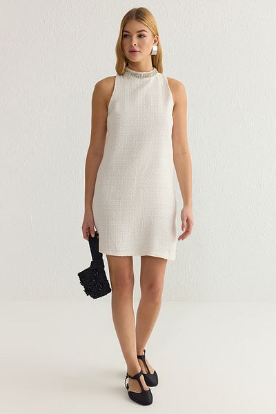 Trendyol Collection Mini tkané tvídové šaty Ecru A-line s detailem kamenného příslušenství TWOAW25EL00600