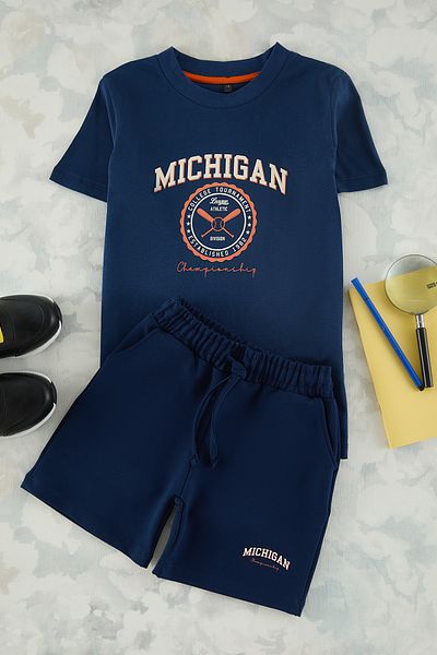 TRENDYOLKIDS Set tricouri și pantaloni scurți cu imprimeu City of Indigo Cotton pentru băieți - TKDSS25AU00028