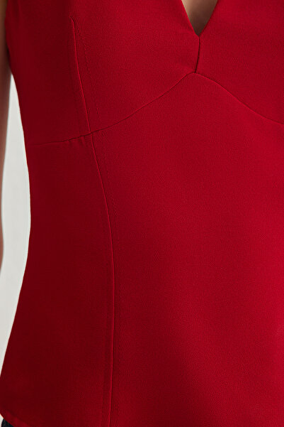 Trendyol Collection Piros V-nyakú, karcsúsított szőtt blúz TWOSS25BZ00055