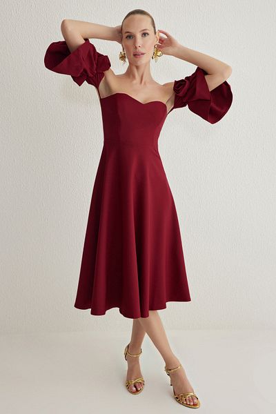 Trendyol Collection Weinrotes, gewebtes, schickes Kleid mit A-Linien-Rosendetails TPRSS25EL00121