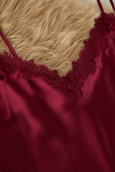 Trendyol Curve Burgunderrotes, gerafftes, gewebtes Satin-Nachthemd TBBSS24CH00016