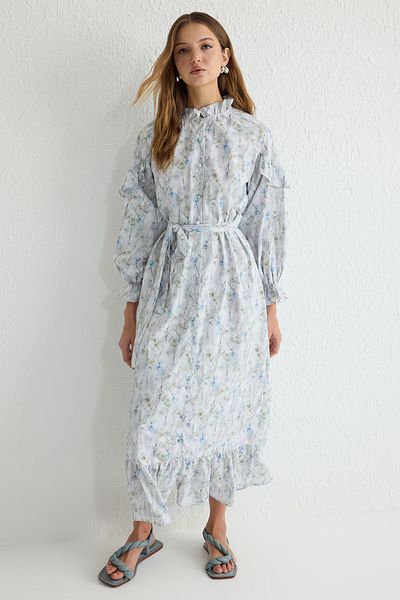 Trendyol Modest Beigefarbenes, gerüschtes, gewebtes Kleid mit Blumendruck und Stehkragen TCTSS25EB00012