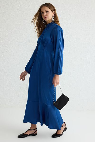 Trendyol Modest Blaues, gerüschtes, gewebtes Satin-Abendkleid mit Saum TCTSS25DB00007