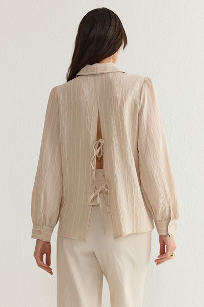 Trendyol Collection Beigefarbenes, gestreiftes, geknöpftes, gewebtes Hemd mit Schnürung auf der Rückseite TWOSS25GO00104