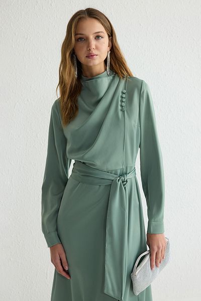 Trendyol Modest Mintfarbenes, gewebtes Abendkleid aus Satin mit Stehkragen und Schärpe TCTSS25DB00012