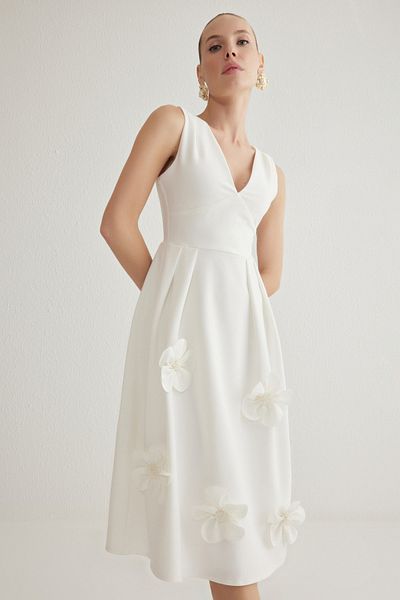 Trendyol Collection Λευκό κομψό βραδινό φόρεμα με λαιμόκοψη σε V-λαιμόκοψη TPRSS25EL00075