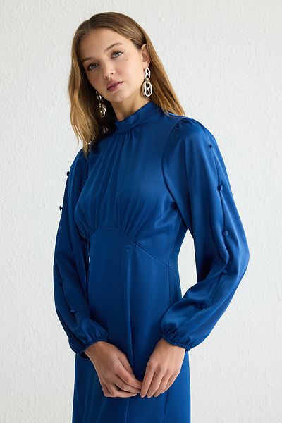 Trendyol Modest Blaues, gerüschtes, gewebtes Satin-Abendkleid mit Saum TCTSS25DB00007