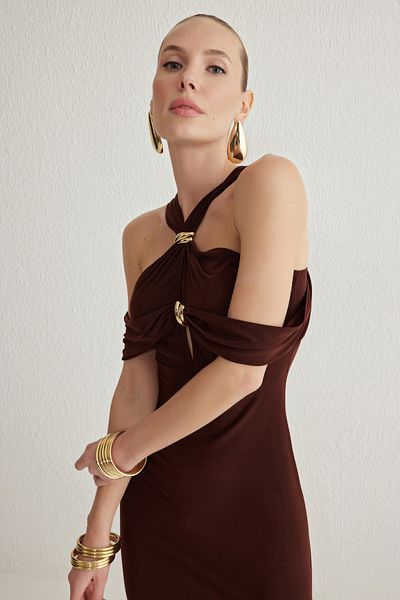 Trendyol Collection Braunes, figurbetontes, detailliertes, gestricktes, langes, stilvolles Abendkleid TPRSS25AE00015