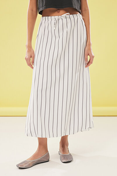 Trendyol Collection Weißer, mit Ballons verzierter, gestreifter, gewebter Maxirock TWOSS25ET00077