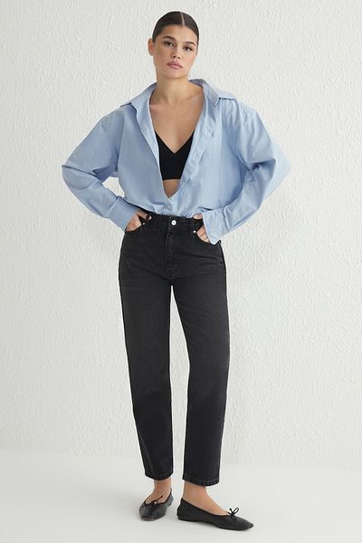 Trendyol Collection Schwarze Mom-Jeans mit normaler Taille TWOSS25JE00135