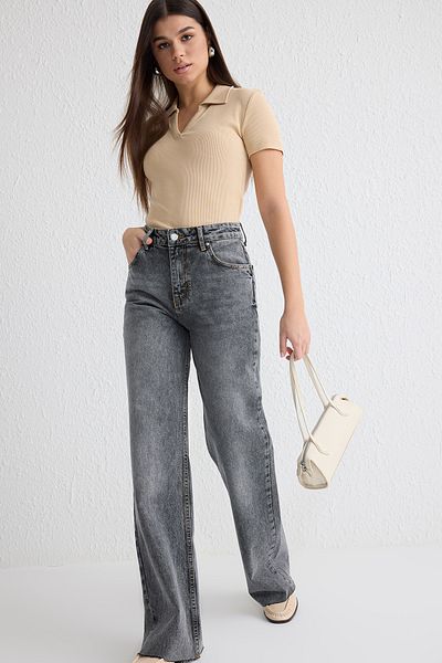 Trendyol Collection Graue Jeans mit normaler Taille und weitem Bein TWOSS25JE00064