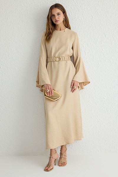 Trendyol Modest Beige-goldfarbenes, glitzerndes, gewebtes Kleid mit Gummigürtel TCTSS25EB00029