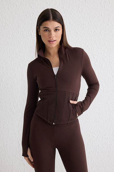 Trendyol Collection Braune gestrickte Sportjacke mit weichem Stoff – mit Pinseln und Fingerlöchern THMAW25SK00001