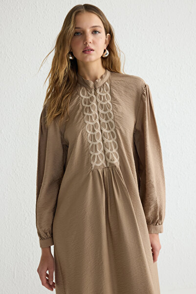 Trendyol Modest Φόρεμα υφαντό με κέντημα βιζόν TCTSS25EB00035