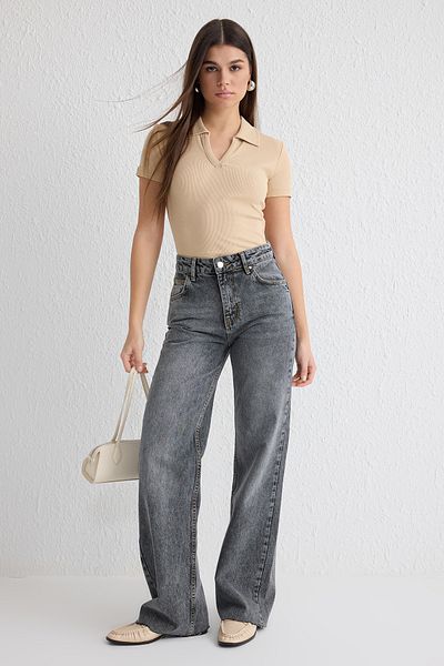 Trendyol Collection Graue Jeans mit normaler Taille und weitem Bein TWOSS25JE00064