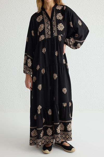 Trendyol Modest Schwarzes Viskose-Kleid mit V-Ausschnitt und ethnischem Muster TCTSS25EB00055
