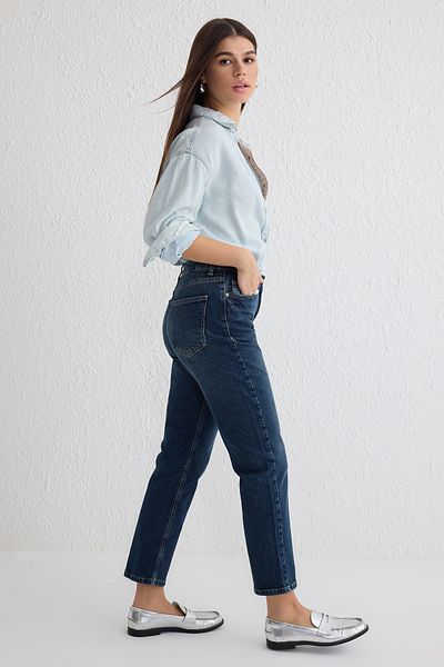Trendyol Collection Темно-сині комфортні прямі джинси з високою талією TWOSS25JE00099