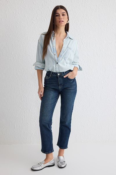 Trendyol Collection Темно-сині комфортні прямі джинси з високою талією TWOSS25JE00099