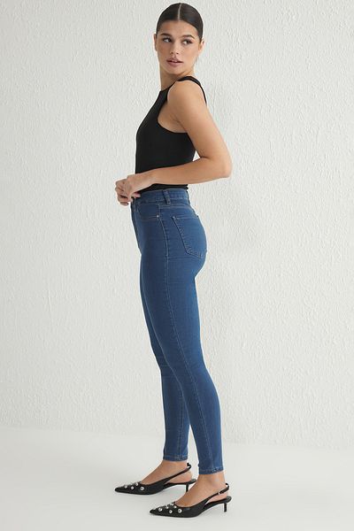 Trendyol Collection Dünne Jeans mit hoher Taille in Indigo TWOAW24JE00264