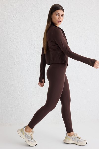 Trendyol Collection Weiche, gebürstete, braune Strick-Sport-Leggings – Reflektor-Druck-Detail, volle Länge THMAW25TY00020