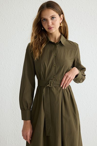 Trendyol Modest Khakifarbenes, gewebtes Kleid mit Hemdkragen und Stoffgürtel TCTSS25EB00006