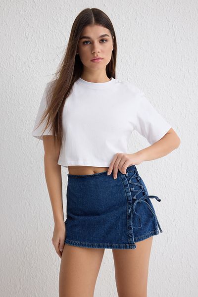 Trendyol Collection Blauer Mini-Jeans-Shorts-Rock mit normaler Taille und Bindedetail TWOSS25SR00048