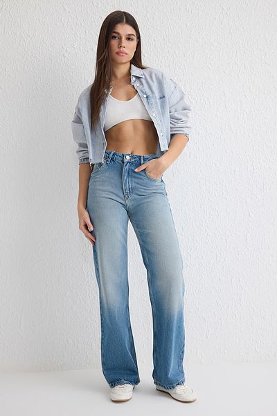 Trendyol Collection Blaue, mehr haltbare Jeans mit hoher Taille und weitem Bein TWOSS25JE00054