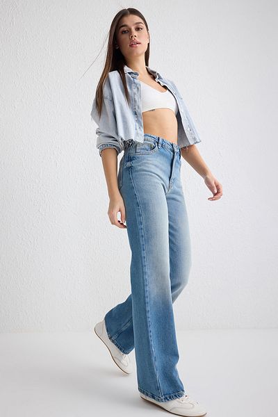 Trendyol Collection Blaue, mehr haltbare Jeans mit hoher Taille und weitem Bein TWOSS25JE00054