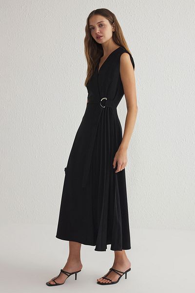 Trendyol Collection Schwarzer Rock mit offenem Bund und Accessoire-Detail, plissiertes Midi-Webkleid TWOSS25EL00143