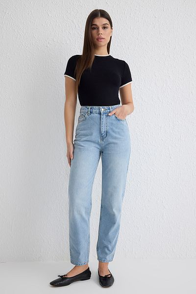 Trendyol Collection Hellblaue Mom-Jeans mit hoher Taille TWOSS25JE00136