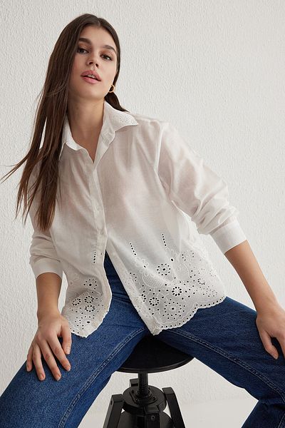 Trendyol Collection Cămașă albă țesătă cu broderie detaliată - Regular Fit TWOSS25GO00034