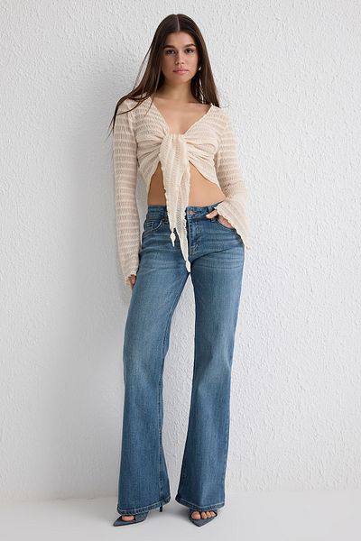 Trendyol Collection Blaue Flare-Jeans mit niedriger Taille TWOSS25JE00105