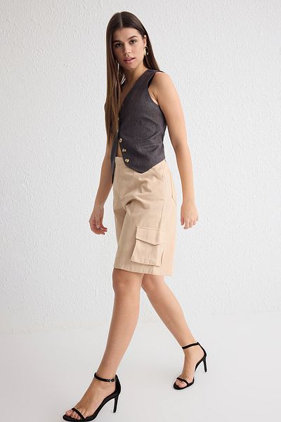 Trendyol Collection Beigefarbene Bermuda-Shorts mit hoher Taille und Cargotaschen und Bermuda TWOSS25SR00009