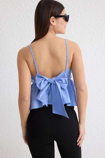 Trendyol Collection Bluzka z wiązaniem z tyłu w kolorze niebieskim, z krótkim rękawem i tkaną wstążką TWOSS25BZ00120