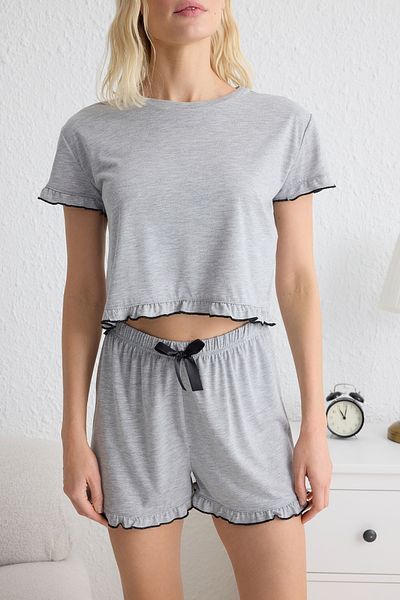Trendyol Collection Graues Melange-Rüschen-Pyjama-Set – Band/Schleife, THMSS25PT00153