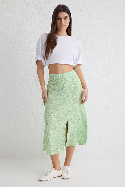 Trendyol Collection Hellgrüner, geschlitzter, detaillierter, gewebter Midirock aus Viskose mit Blumenmuster TWOSS20ET0230