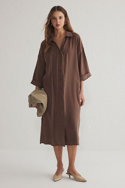 Trendyol Collection Braunes, nachhaltigeres Modal-Midi-Hemdkleid mit weitem Schnitt TWOSS25EL00001