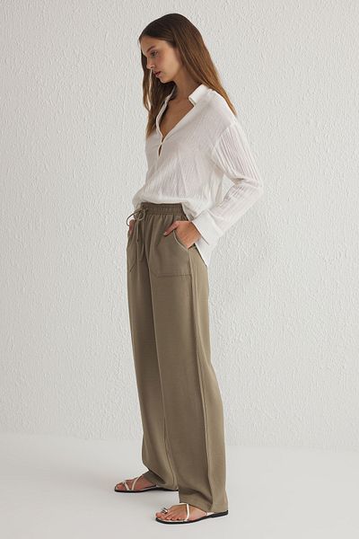 Trendyol Collection Khaki-Jogginghose mit Ederli-Stoff – elastische Taille, Pull-On-Weberei TWOSS25PL00010