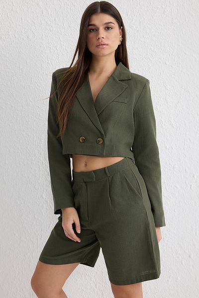Trendyol Collection Kurze zweireihige Khaki-Blazerjacke – Leinenweberei, TWOSS25BC00011