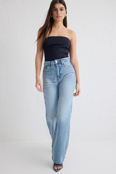 Trendyol Collection Hellblaue Jeans mit hoher Taille und weitem Bein TWOSS25JE00132