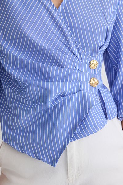 Trendyol Collection Blaue zweireihige gestreifte Webbluse TWOSS25BZ00170