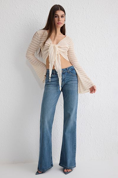 Trendyol Collection Blaue Flare-Jeans mit niedriger Taille TWOSS25JE00105