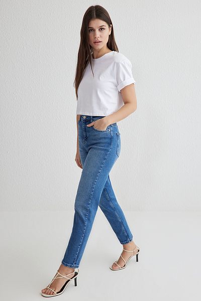 Trendyol Collection Blaue, bequeme Mom-Jeans mit hoher Taille TWOSS25JE00115