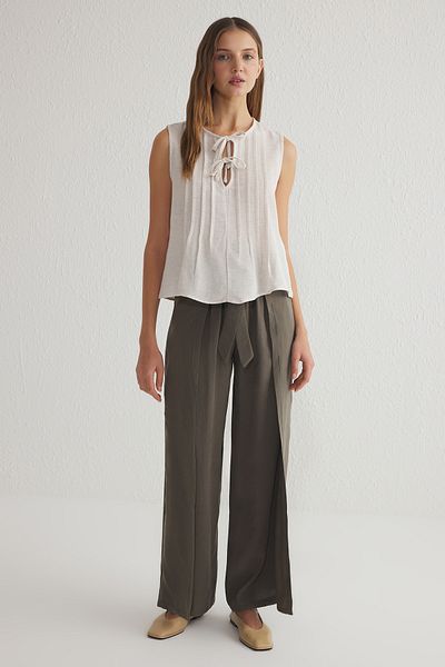 Trendyol Collection Beigefarbene, gerippte, gewebte Bluse im Leinen-Look mit Rundhalsausschnitt TWOSS25BZ00161