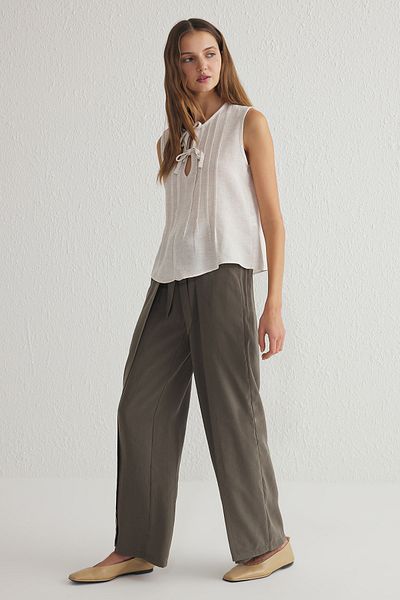 Trendyol Collection Modale, gerade geschnittene Khaki-Hose mit Bindedetail am Bund TWOSS25PL00045