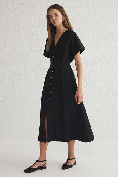 Trendyol Collection Czarna sukienka koszulowa midi z rozcięciem w talii Twoss24El00052