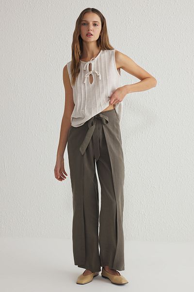 Trendyol Collection Modale, gerade geschnittene Khaki-Hose mit Bindedetail am Bund TWOSS25PL00045