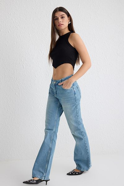 Trendyol Collection Blaue Flare-Jeans mit niedriger Taille TWOSS25JE00189