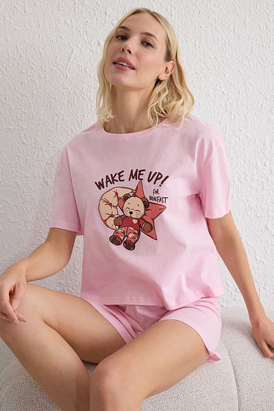 Trendyol Collection 100% βαμβακερό ροζ πλεκτό σετ πιτζάμες με αρκουδάκι και σύνθημα - THMSS25PT00092