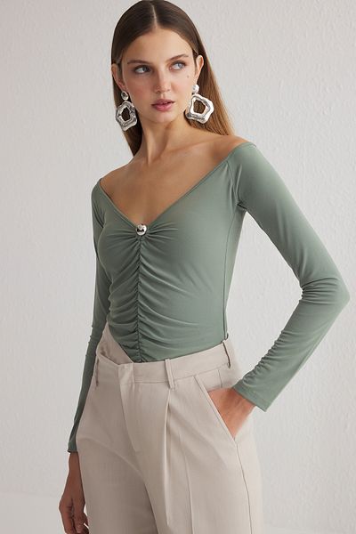 Trendyol Collection Khakifarbene Strickbluse mit Carmen-Ausschnitt und Zubehör TPRSS25BZ00016